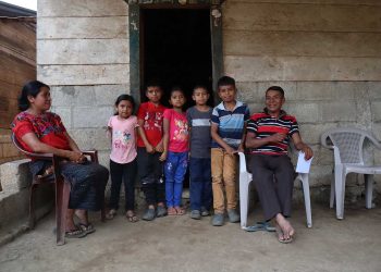 Las familias de migrantes se reconstruyen solas