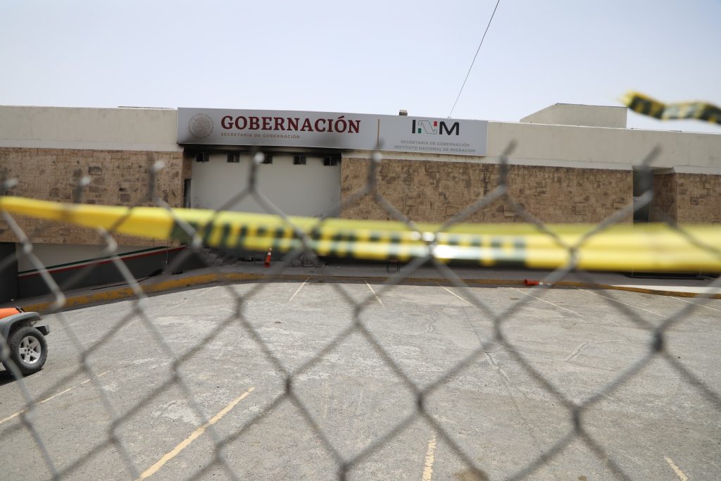 Fachada de la Estación Migratoria de Ciudad Juárez después del incendio